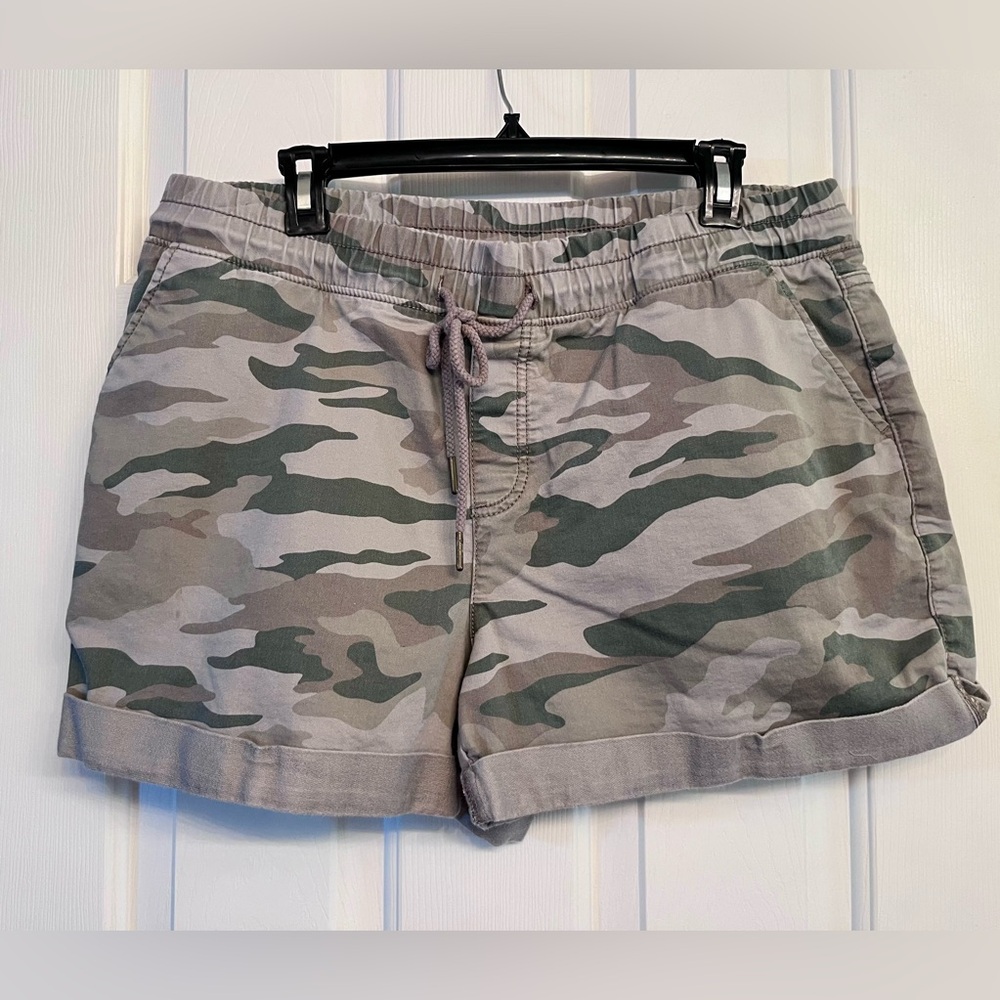 Women's Camo Drawstring Casual Shorts - Olive/Gray